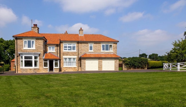 This property is in a stunning location, it boasts a private hot tub and games rooms.