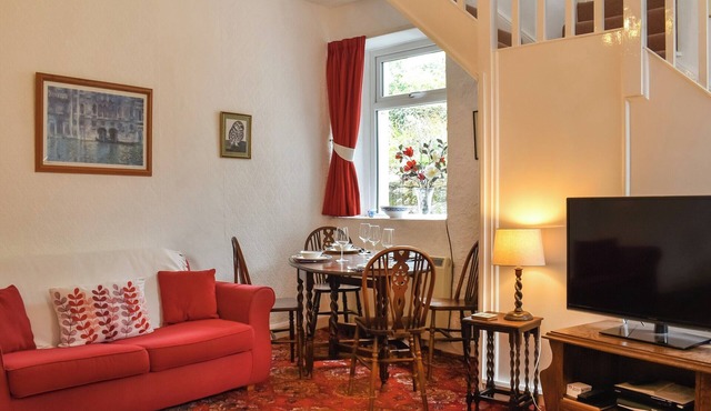 This quaint and cosy canal-side retreat is perfect for couples and families.