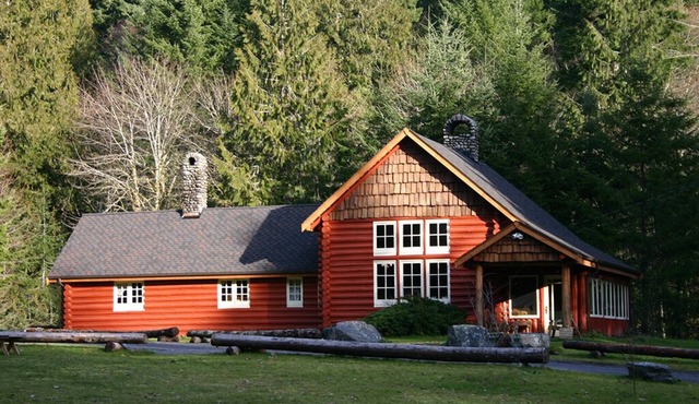This rare historic lodge at Mt. Rainier National Park has 4 bedrooms, Copper Creek frontage, a private hot tub on the creek, and is off the highway. Children welcome. Short walk to Copper Creek Restaurant.