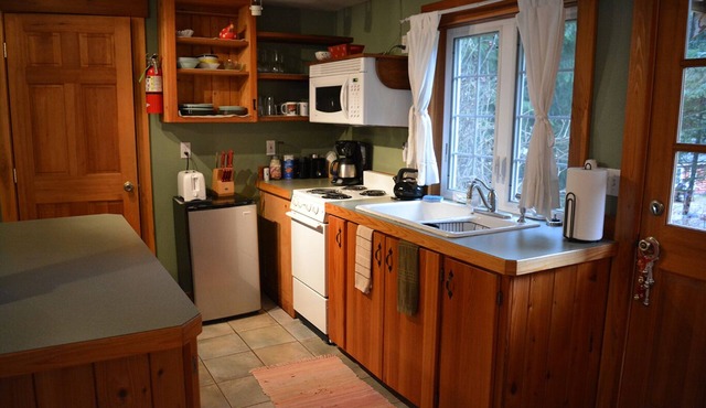 This romantic cabin at Mt. Rainier is a one room cabin with private hot tub right on Copper Creek. It has a queen bed and a queen Murphy bed. Walk to Copper Creek Restaurant. Beautiful woodland setting.