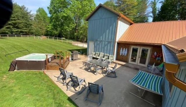 This room is a 1 bedroom(s), 1 bathrooms, located in Bloomington, IN.