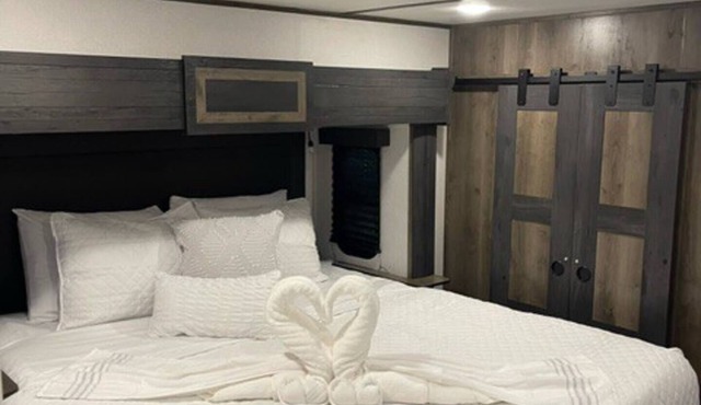 This rv is a 1 bedroom(s), 1 bathrooms, located in Dade City, FL.