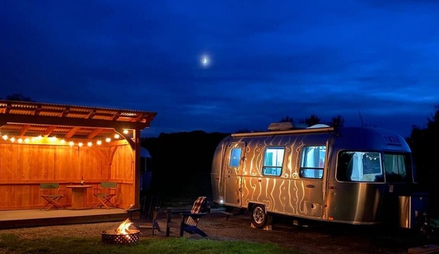 This rv is a 1 bedroom(s), 1 bathrooms, located in Hector, NY.