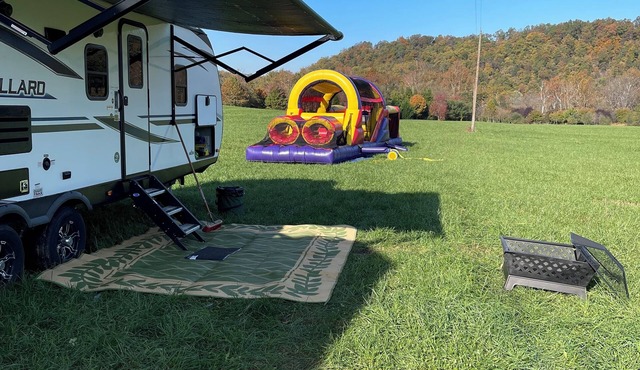 This RV will accommodate 4 adults or two adults and 3-4 kids.