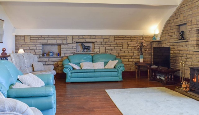 This semi-detached barn conversion is set in beautiful countryside, central for walkers, cyclists an