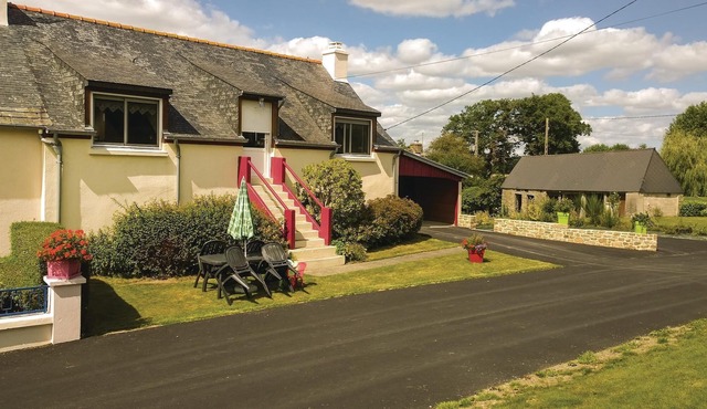 This semi-detached house on the 1st floor is located in Brittany, making it an ideal holiday destina