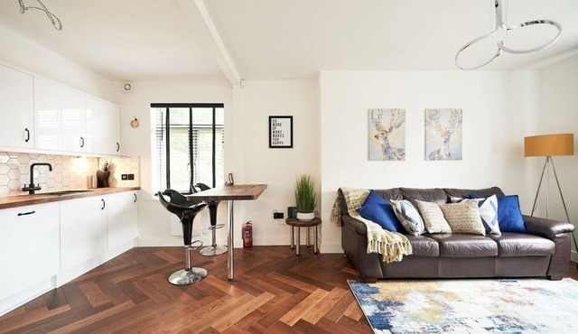 This serviced apartment is a 2 bedroom(s), 1 bathrooms, located in Chorlton-cum-Hardy, England.