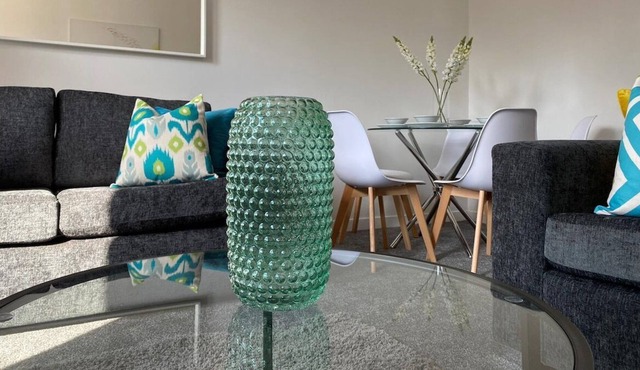 This serviced apartment is a 2 bedroom(s), 1 bathrooms, located in Blantyre, Scotland.