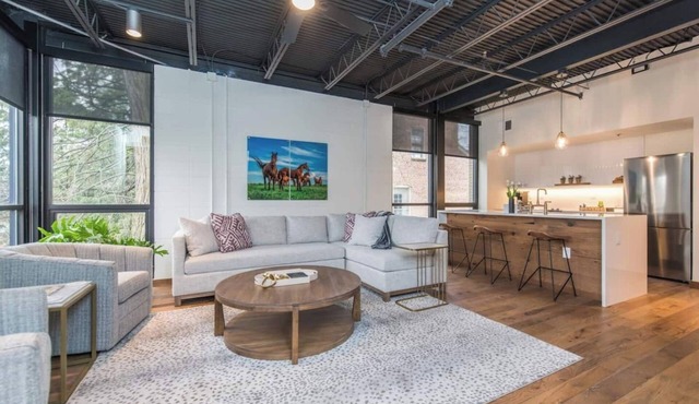 This serviced apartment is a 2 bedroom(s), 2 bathrooms, located in Lexington, KY.