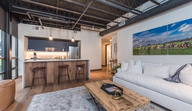 This serviced apartment is a 2 bedroom(s), 2 bathrooms, located in Lexington, KY.