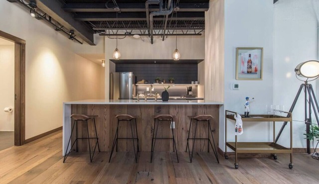 This serviced apartment is a 1 bedroom(s), 1 bathrooms, located in Lexington, KY.