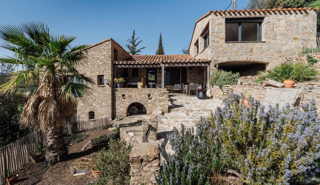 This sheepfold embodies the dream of a perfect balance between nature and serenity.