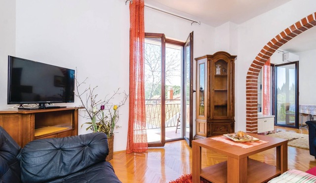 This simply furnished vacation home is located in a family house in Kremena.