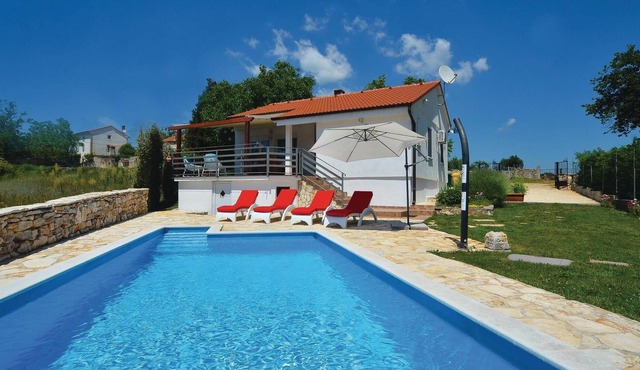This small and cozy vacation home with pool is the ideal place for a family vacation.