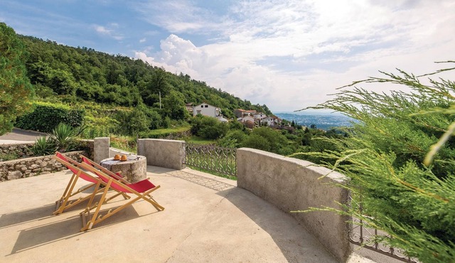 This smart vacation home is located in the small village of Rukavac and offers everything you need f