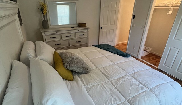 This space is in a cozy neighborhood 5 minutes from downtown.