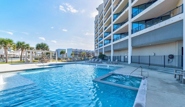 This spacious 2/2 condo is located right on the intercoastal waterway, right in