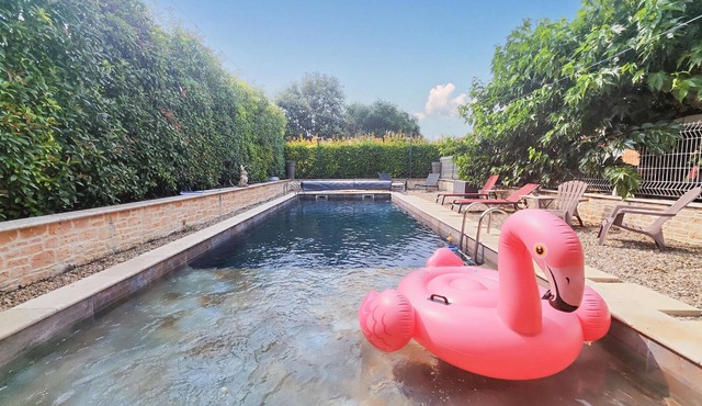 This spacious and family-friendly vacation home welcomes you with swimming pool and many amenities.