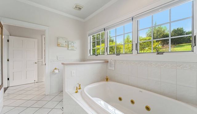 This spacious cottage is located in a private building with its own entrance a few steps from the Main Inn. Features include a private balcony, bedroom with a king-size bed, gas fireplaces, private bathroom with double whirlpool tub and separate show