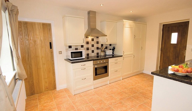 This spacious property for 4 has extensive views and an abundance of attractions close by.