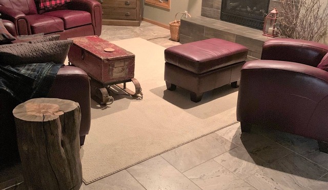 This spacious single home combines modern amenities with a cozy mountain feel