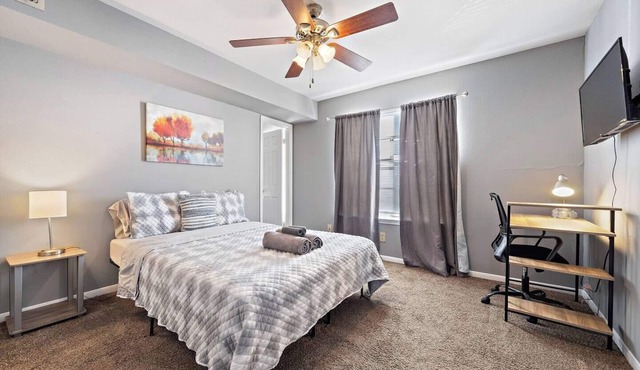 This spacious townhouse is situated in a quiet gated community close to the Texas Medical Center and Downtown Houston. Its convenient location and modern amenities make it an excellent choice for families, business travelers, singles, and couples.