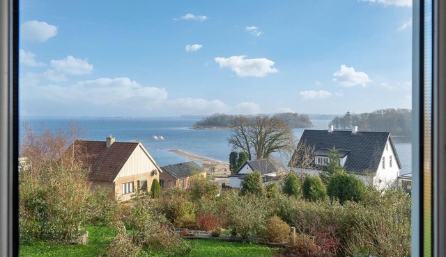 This spacious vacation home welcomes you in a fantastic location on the Flenburg Fjord.