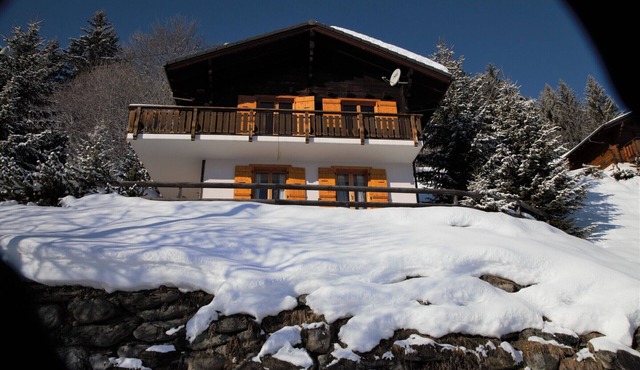 This stunning, bright and comfortable chalet can accommodate up to 8 people. Located on the Chemin d