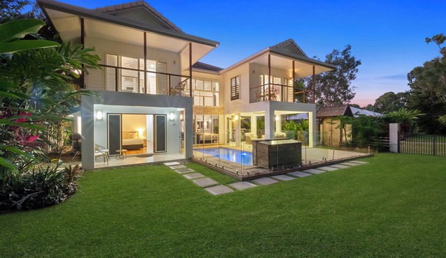 This stunning home is located in Palm Cove. Short 5min walk to the beach.