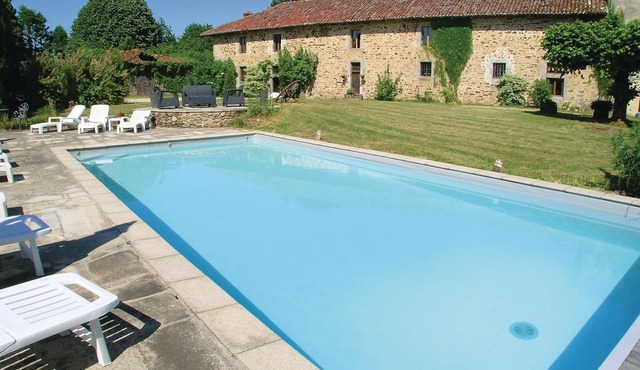 This superb vacation home with swimming pool is located in Moissannes, 24 km from Limoges, in the No