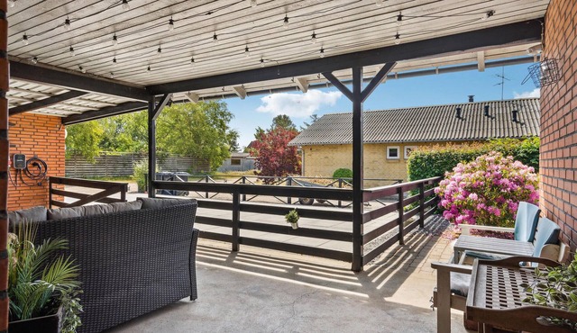 This tasteful and spacious vacation home with a large terrace welcomes you to the island of Fur.