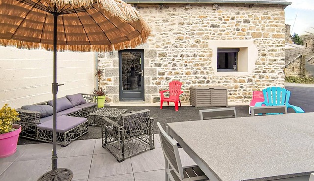 This tasteful house is located in the heart of a small hamlet and will charm you with its modern and