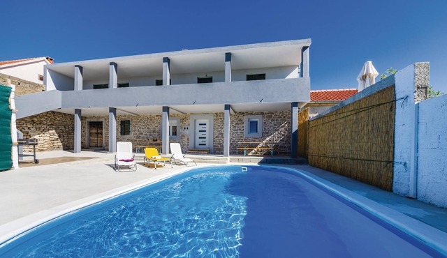This tastefully furnished vacation home with pool is located in Nadin, which belongs to the municipa