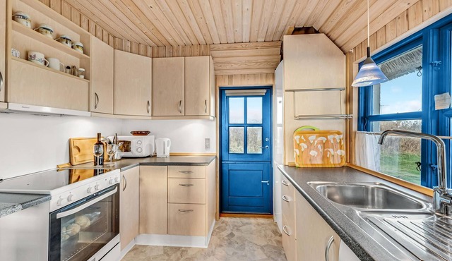 This thatched cottage is situated on a beautiful nature plot in Fjand.