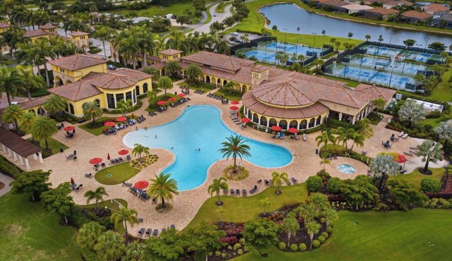 This townhouse is a 3 bedroom(s), 2.5 bathrooms, located in Venice, FL.