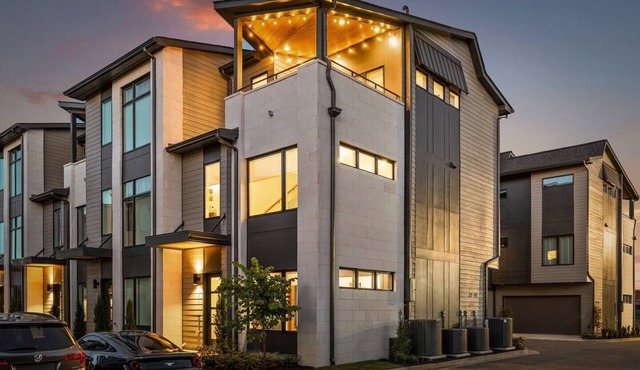 This townhouse is a 5 bedroom(s), 5.5 bathrooms, located in Chattanooga, TN.