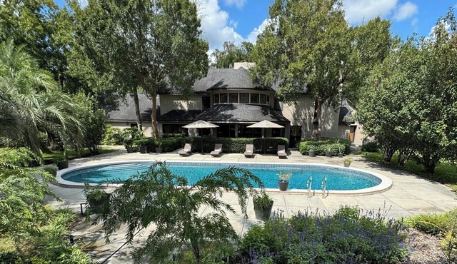 This tranquil retreat accommodates 14 guests, pool, spa and concierge service.