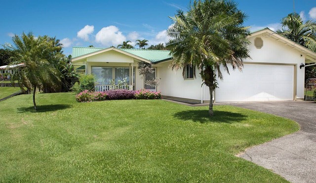 This Tropical Bungalow features Air Conditioning and Tempurpedic King Bed