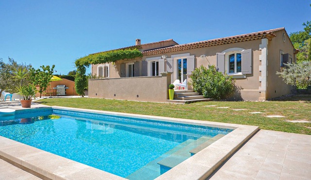 This unique and air-conditioned house is located 4. 5 km from the center of Lourmarin, a charming vi