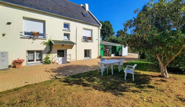 This vacation apartment is located in a quiet neighborhood.