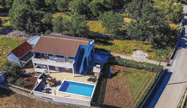 This vacation home with pool is located in a peaceful environment.