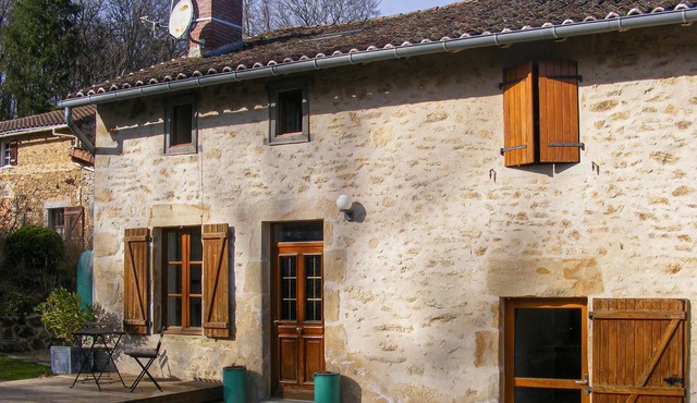 This vacation home awaits you in Nantiat, 30 km from Limoges.