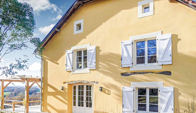 This vacation home in the quiet village of Castetbon 15 km south of Orthez will spoil you with a won