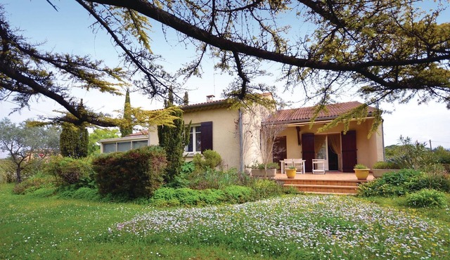 This vacation home is a pretty detached villa on the edge of a pretty village in Vaucluse.