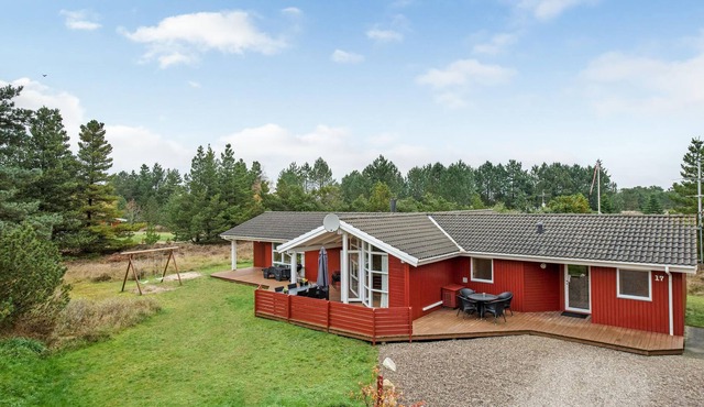 This vacation home is located in the quiet surroundings of Kromose.