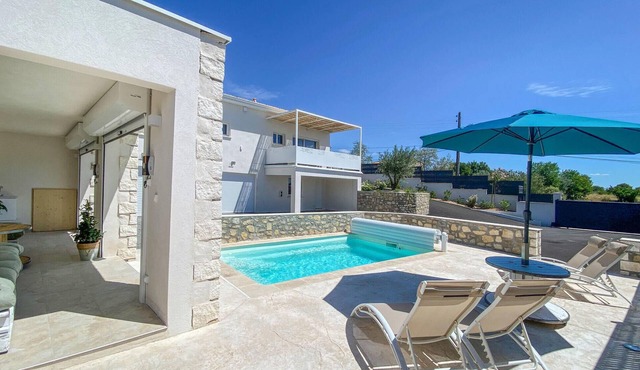 This vacation home with private outdoor pool is located in Rousson, just a short drive from the Céve