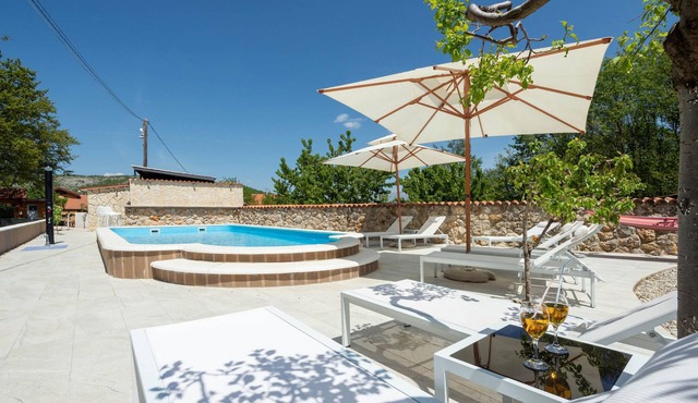 This vacation home with pool offers you a pleasant stay with views of the mountains and nature.