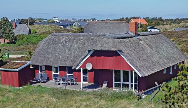 This vacation home with pool and sauna at Henne Strand enchants with its proximity to the best swimm