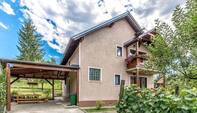 This vacation house is located in the heart of the Gorski Kotar mountains, about 100m from the Kupa