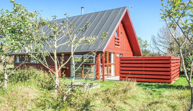 This very well maintained vacation home is situated on a beautiful natural plot in Kandestederne.